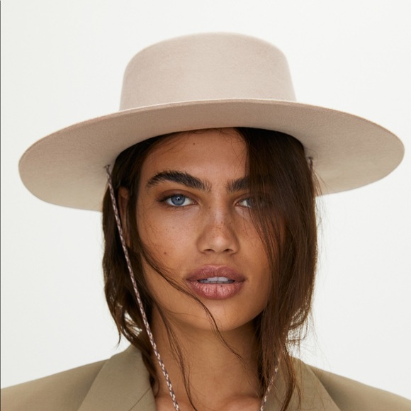 Aritzia Accessories - Aritzia wool bolero hat